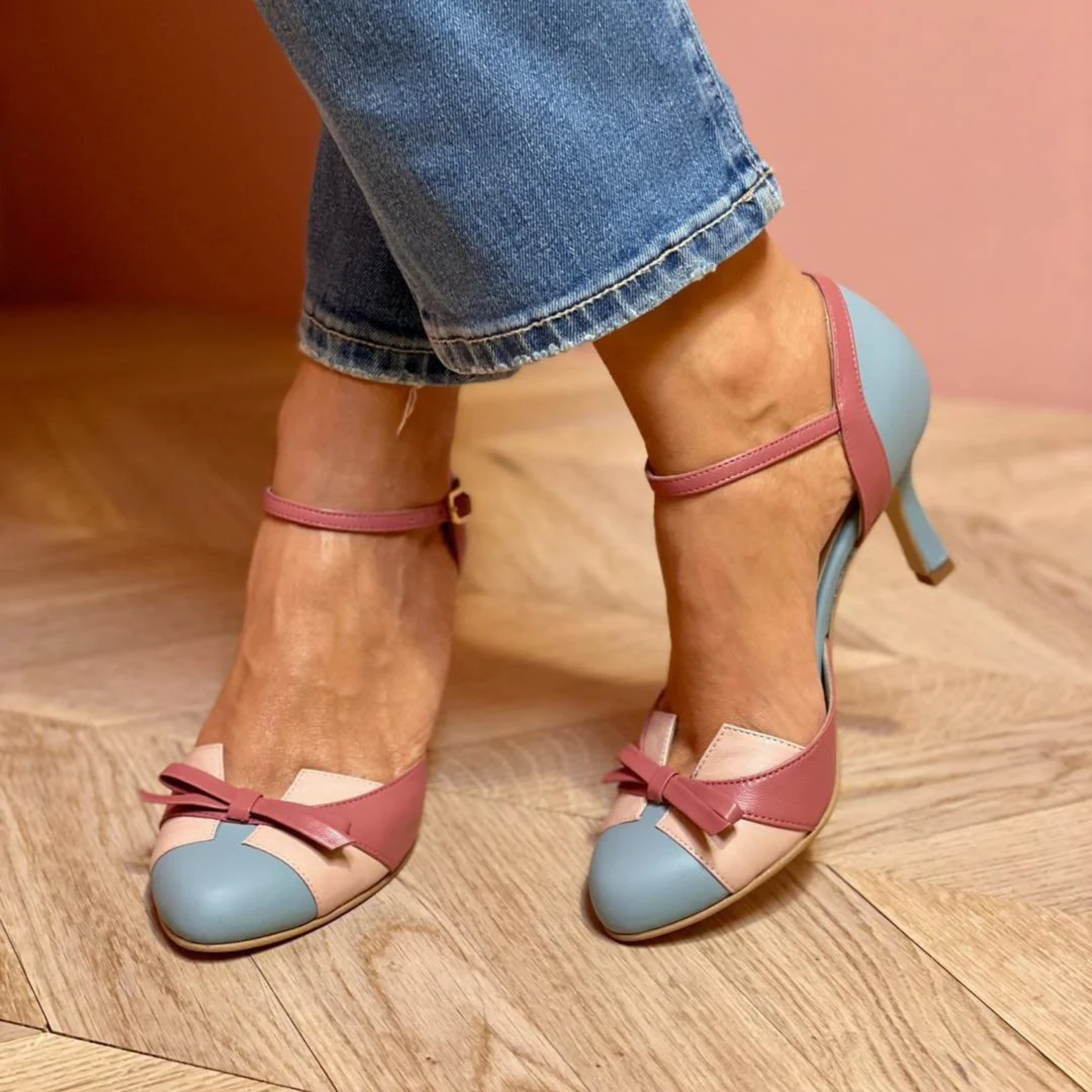 Oliardi Vintage Bow Sandals